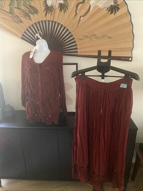 Beautiful Wine Colored Vintage 90’s Creazioni Effect Skirt Set With Flowers